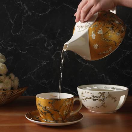 67075211A1-filizanka-do-herbaty-cappucino-almond-tree-vincent-van-gogh-goebel.jpg