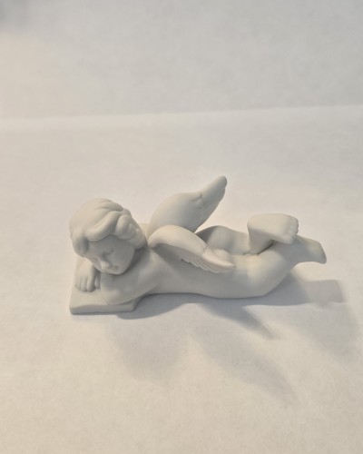 porcelanowy-aniol-lezacy-na-ksiazce-maly-rosenthal