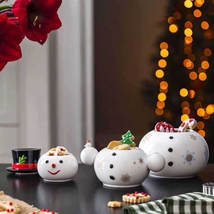 1486024501-zestaw-trzech-porcelanowych-pojemnikow-na-ciasteczka-w-ksztalcie-balwana-christmas-toys-villeroy-boch-3