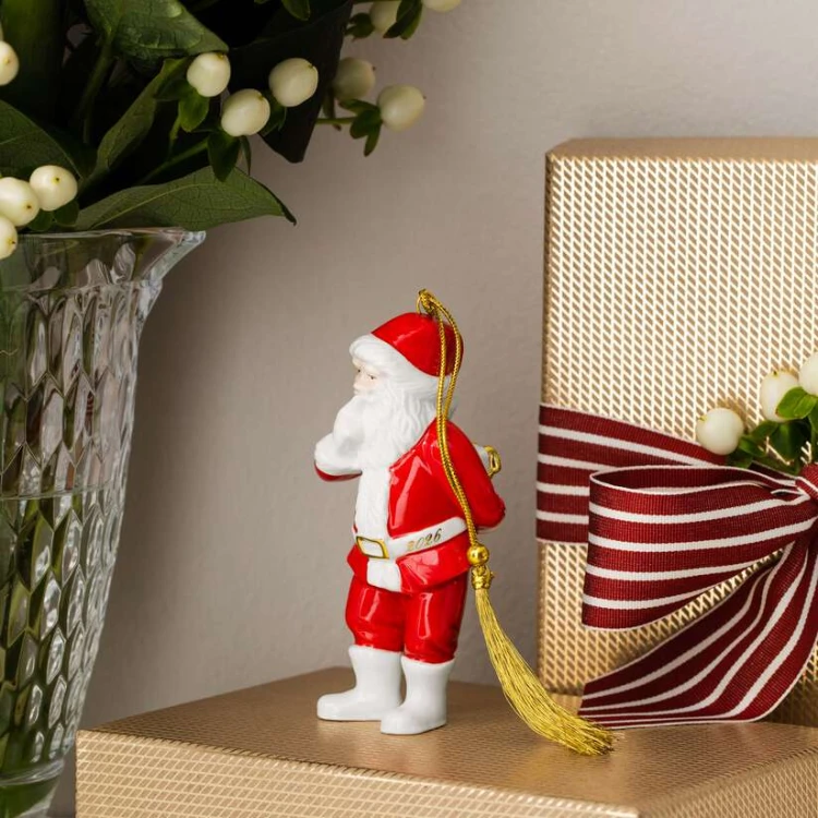1486754360-zawieszka-mikolaj-z-prezentem-2026-christmas-classics-villeroy-boch-2