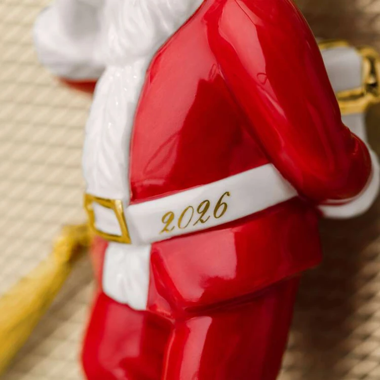 1486754360-zawieszka-mikolaj-z-prezentem-2026-christmas-classics-villeroy-boch-3